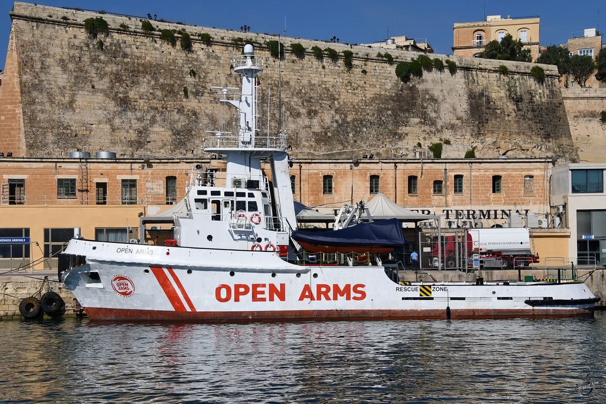 Das spanische Rettungsschiff  Open Arms  im Hafen von Valletta. (Oktober 2017)