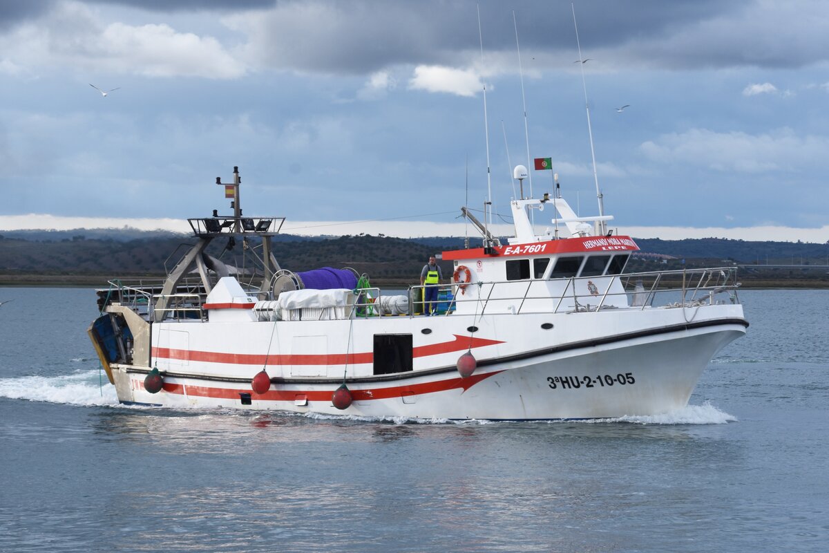 das spanische Schiff HERMANOS MORA MARTIN fährt in den Hafen ein (Ayamonte/Spanien, 14.03.2022)