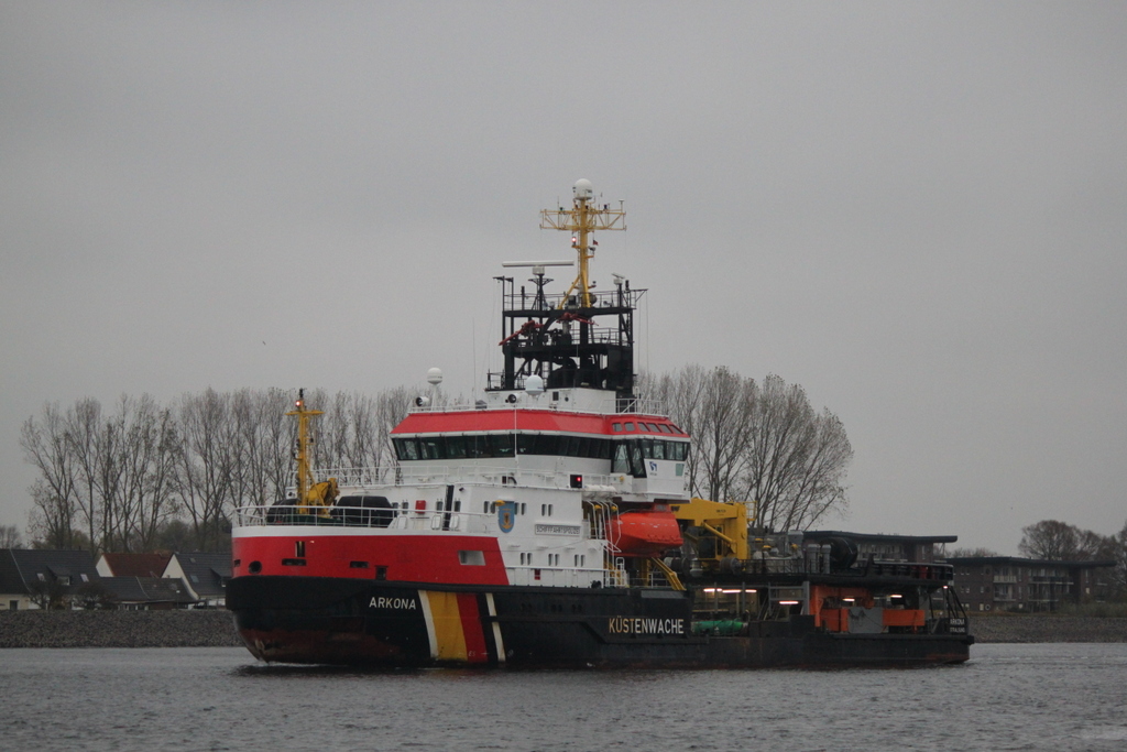 Das Spezial-Schiff Arkona auf Ihrem Seeweg von Rostock-Überseehafen nach Stralsund beim Auslaufen am 15.11.2019 in Warnemünde