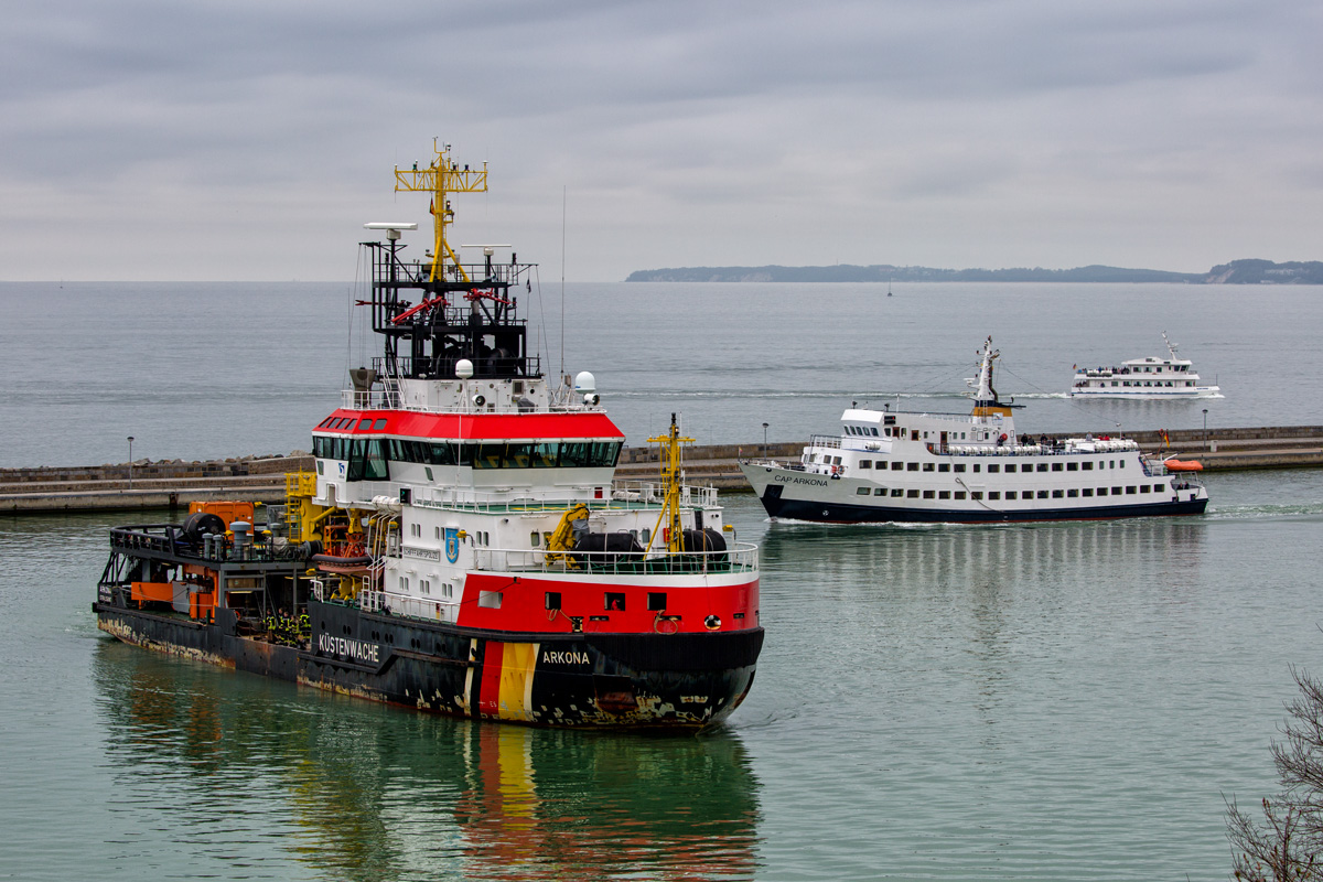 Das Spezialschiff „Arkona“ beim Anlegemanöver im Sassnitzer Hafen. - 06.05.2017