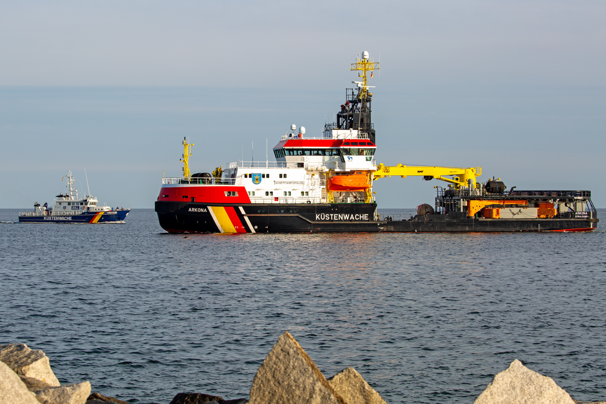 Das Spezialschiff ARKONA (IMO 9285811) und das Zollboot  KNIEPSAND (IMO 9109067) dicht vor der Sassnitzer Mole. - 30.08.2020
