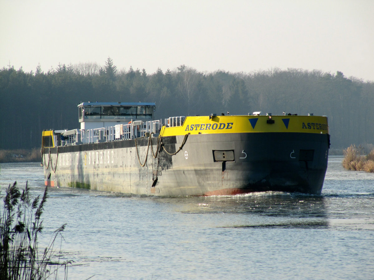 Das Sunrise-TMS Asterode (04810890 , 84,99 x 9,57m) befuhr am 28.01.2017 den Elbe-Havel-Kanal (EHK) zu Berg Richtung Berlin. Hier zw. Kader Schleuse u.d. Schleuse Wusterwitz.