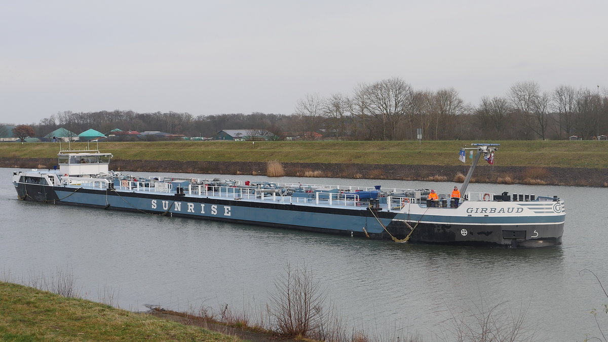 Das SUNRISE T.M.S. GIRBAUD, Bremen  ENI 04811700 auf dem Elbe-Seitenkanal kurz vor Scharnebeck; 11.01.2020
