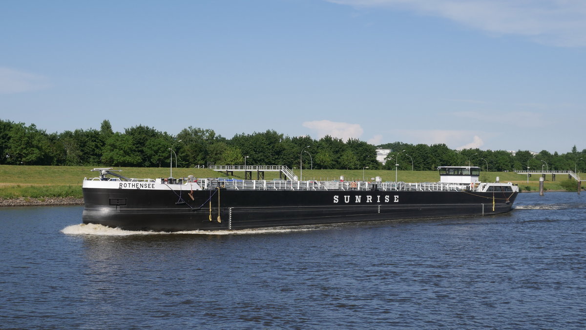 Das SUNRISE TMS ROTHENSEE (ENI 04812360) im unteren Schleusenkanal Geesthacht Kurs Hamburg; 26.05.2018
