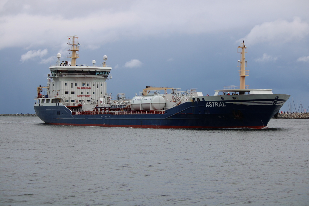 Das Tank Schiff ASTRAL auf dem Seeweg von Brojorden nach Rostock beim Einlaufen in Warnemünde.08.08.2021