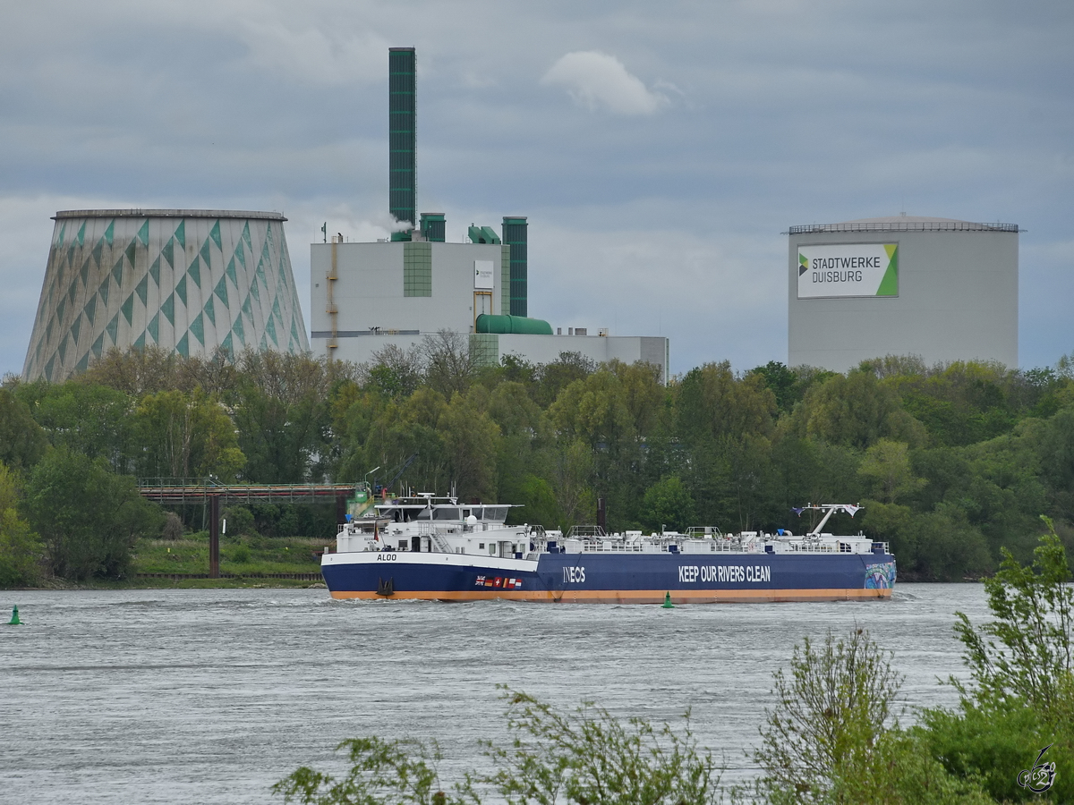 Das Tankmotorschiff ALOO (ENI: 0238434) auf dem Rhein, so gesehen Anfang Mai 2021 in Duisburg.