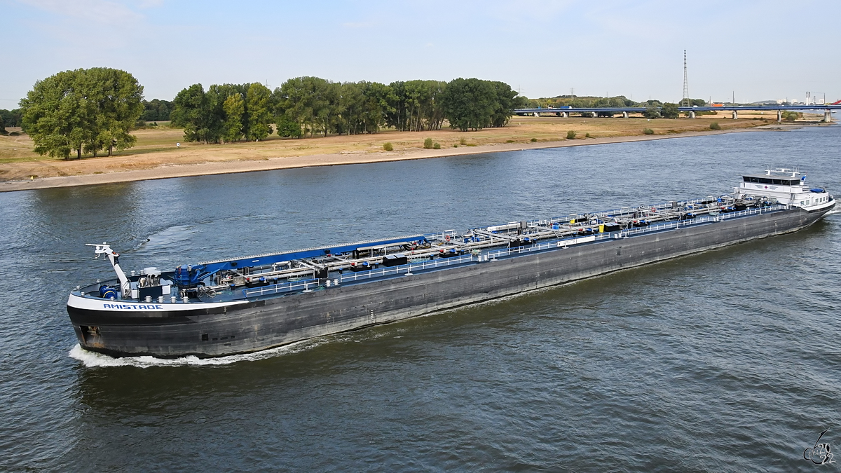 Das Tankmotorschiff AMISTADE (ENI: 02332451) ist hier im August 2022 auf dem Rhein bei Duisburg unterwegs.