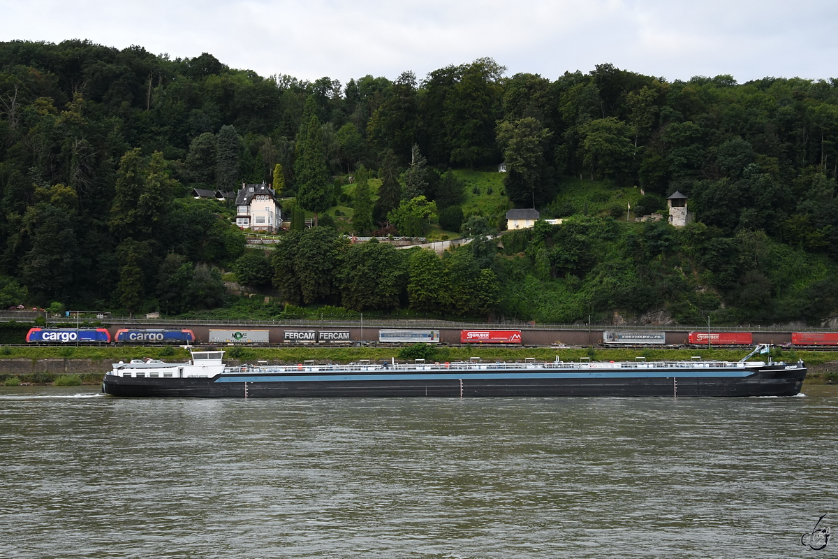 Das Tankmotorschiff AQUASHIP (ENI: 02333736) auf dem Rhein, so gesehen Anfang Mai 2021 in Remagen.