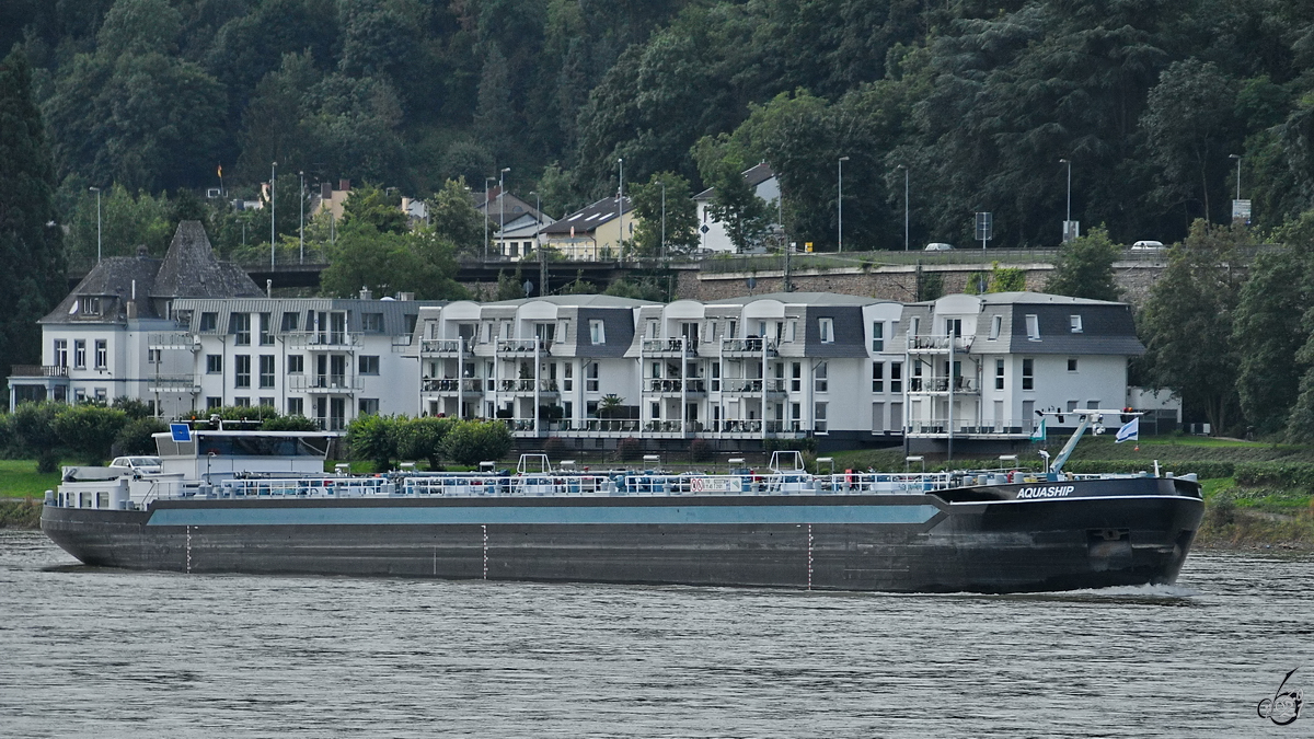 Das Tankmotorschiff AQUASHIP (ENI: 02333736) auf dem Rhein, so gesehen Anfang Mai 2021 in Remagen.