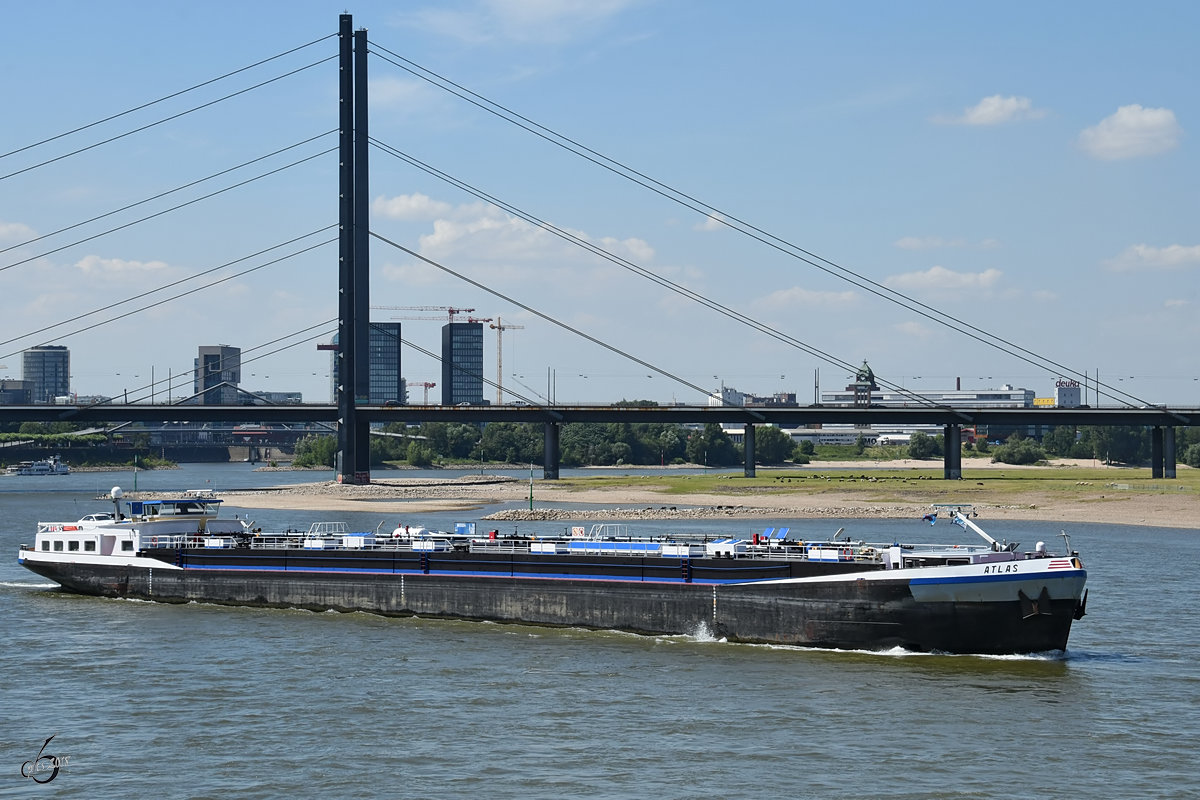 Das Tankmotorschiff  Atlas  (06002614) Ende Juni 2018 auf dem Rhein in Düsseldorf.
