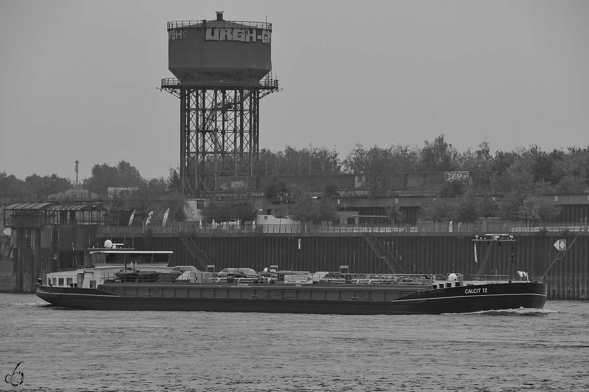 Das Tankmotorschiff CALCIT 12 (EIN: 02334933) ist auf dem Rhein unterwegs. (Duisburg, August 2022)