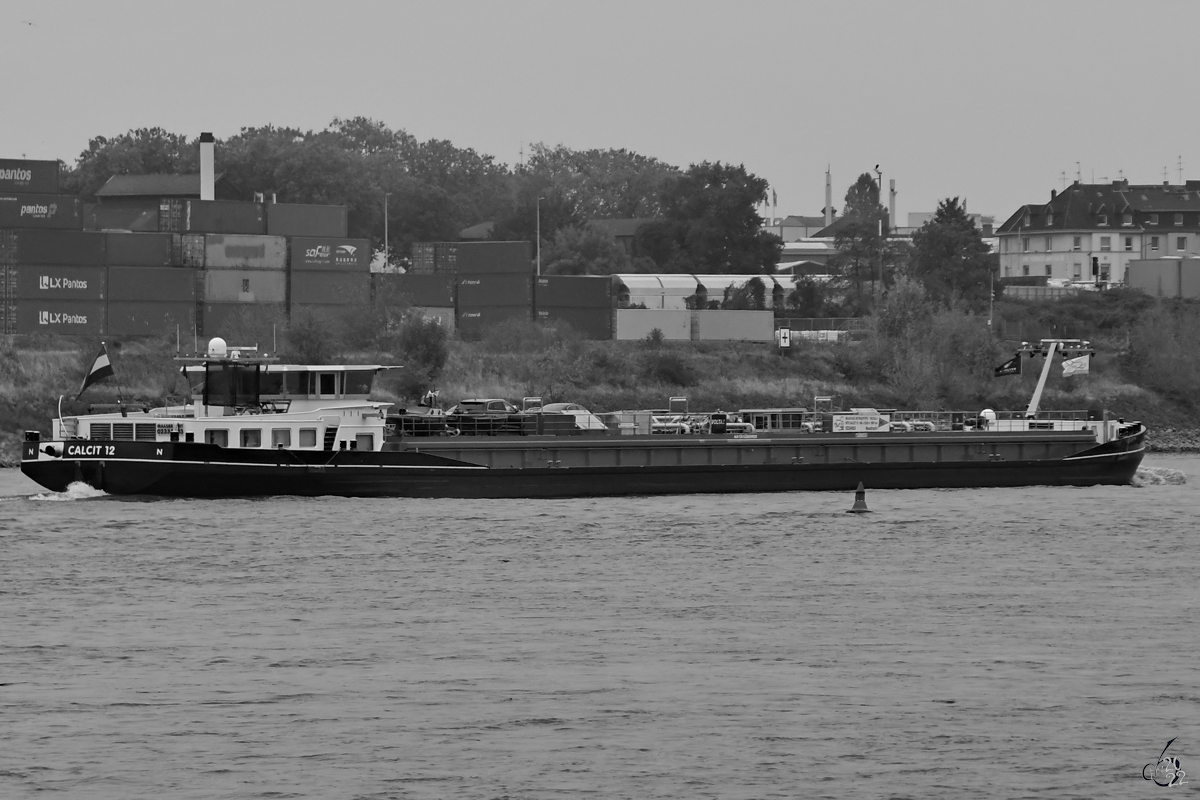 Das Tankmotorschiff CALCIT 12 (ENI: 02334933) fährt den Rhein hinauf. (Duisburg, August 2022)