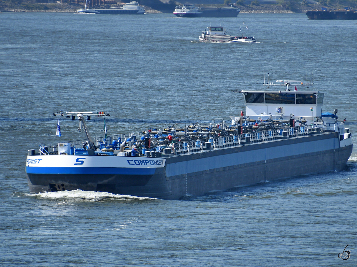 Das Tankmotorschiff COMPONIST (ENI: 02332517) war Mitte April 2021 auf dem Rhein bei Duisburg unterwegs.