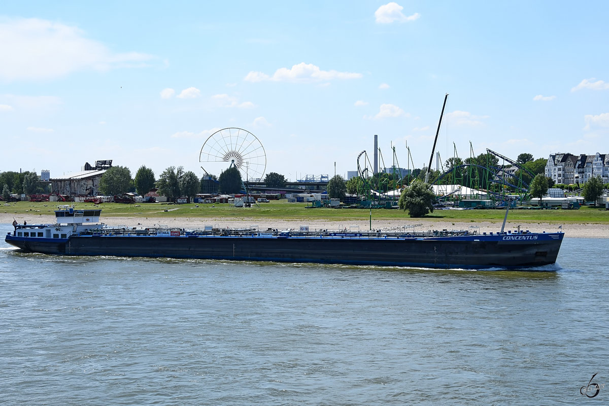 Das Tankmotorschiff  Concentus  (02333017) auf dem Rhein.