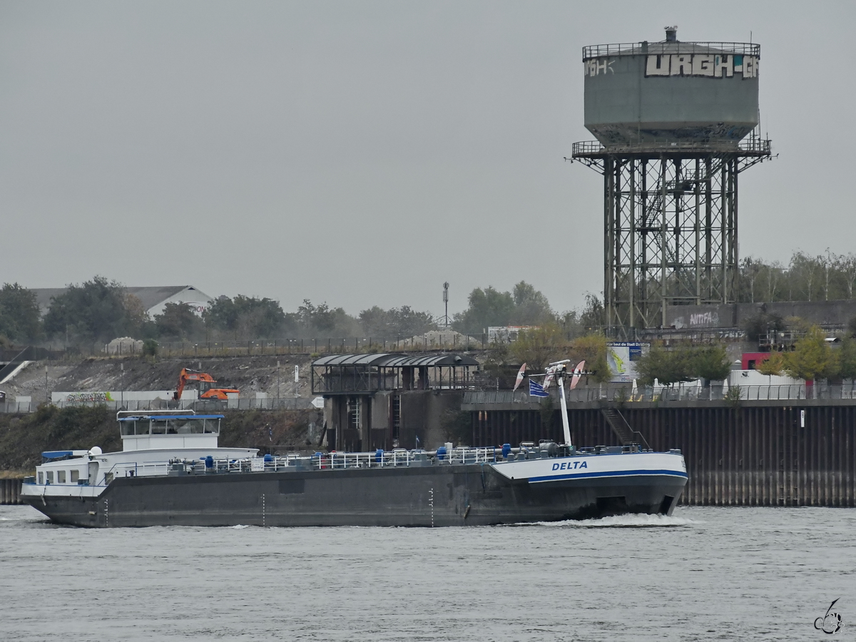 Das Tankmotorschiff DELTA (ENI: 02325460) Ende August 2022 auf dem Rhein bei Duisburg. 