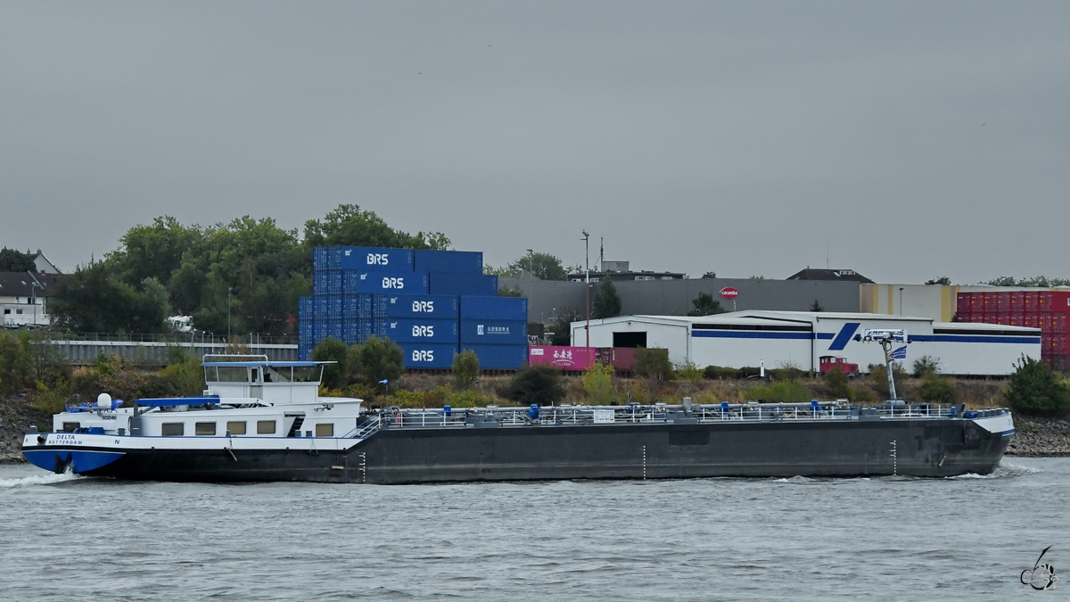 Das Tankmotorschiff DELTA (ENI: 02325460) Ende August 2022 auf dem Rhein bei Duisburg.