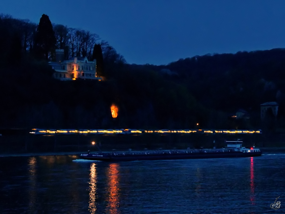 Das Tankmotorschiff ECHTERNACH (ENI: 02327187) bei Nacht auf dem Rhein unterwegs. (Unkel, April 2021)