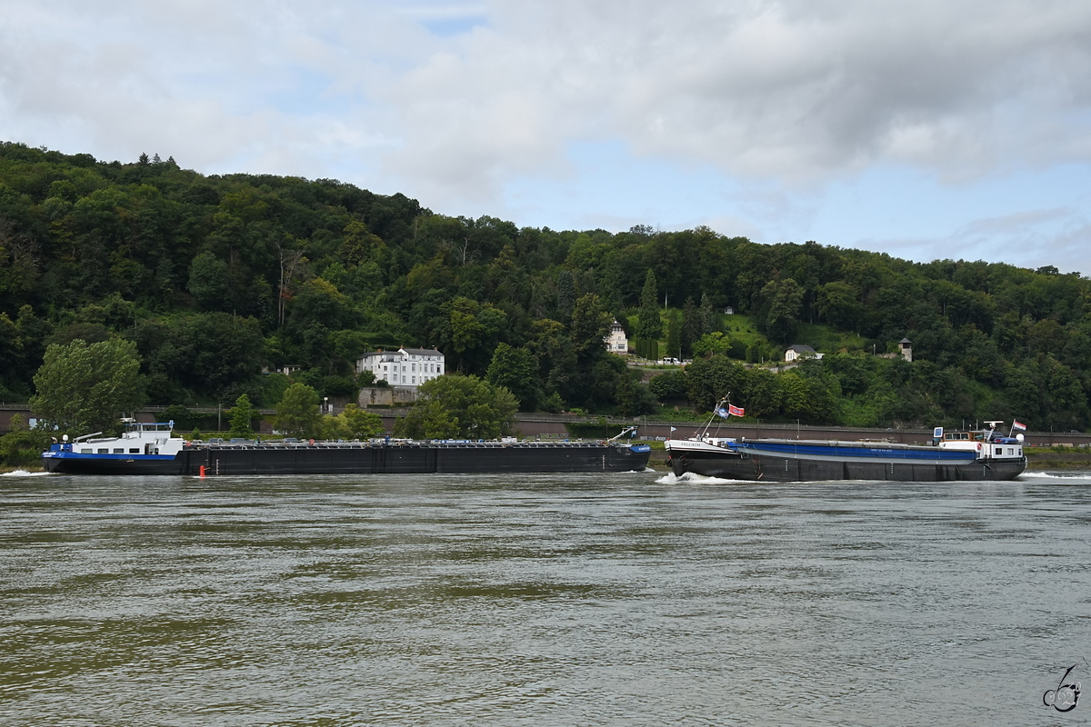 Das Tankmotorschiff ELISABETH JAEGERS (ENI: 02326564) und das Gütermotorschiff PELGRIM (ENI: 06003104) begegnen sich auf dem Rhein, so gesehen Anfang August 2021 bei Remagen.