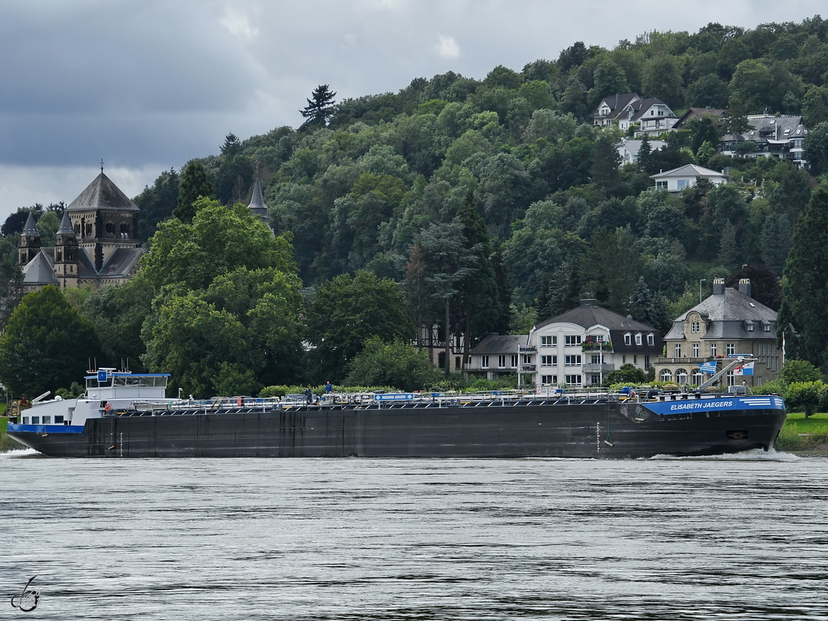 Das Tankmotorschiff ELISABETH JAEGERS (ENI: 02326564) auf dem Rhein, so gesehen Anfang August 2021 in Remagen.