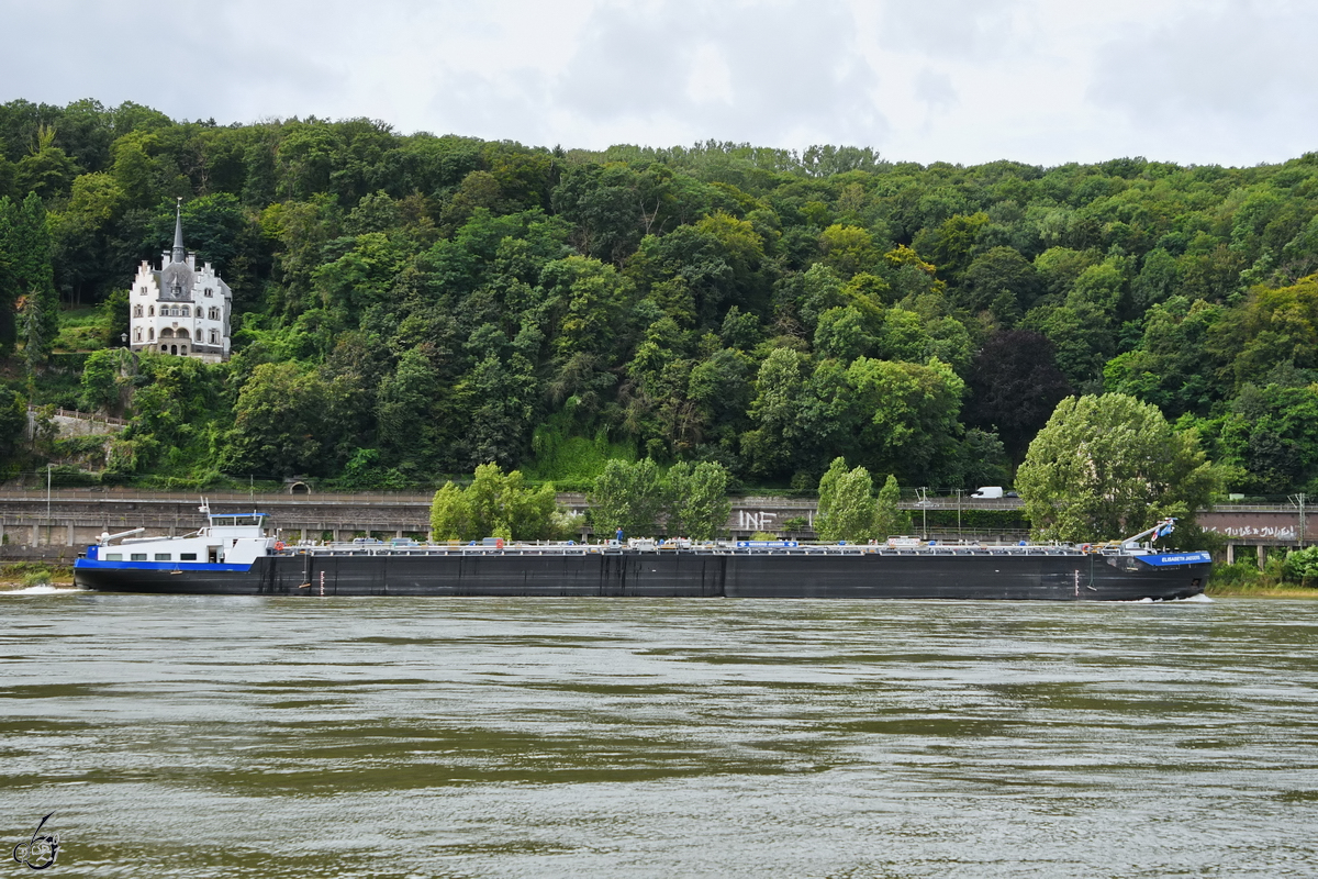 Das Tankmotorschiff ELISABETH JAEGERS (ENI: 02326564) auf dem Rhein, so gesehen Anfang August 2021 in Remagen.