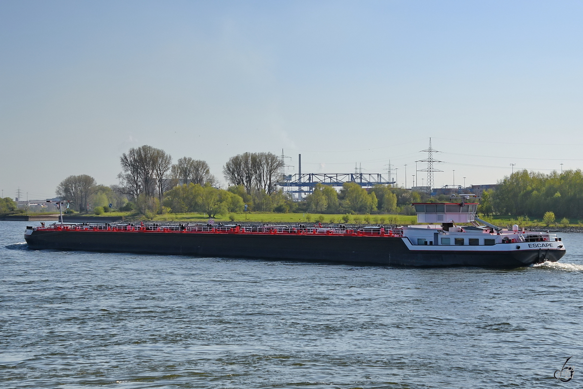 Das Tankmotorschiff ESCAPE (ENI: 02326988) auf dem Rhein unterwegs. (Duisburg, April 2021)