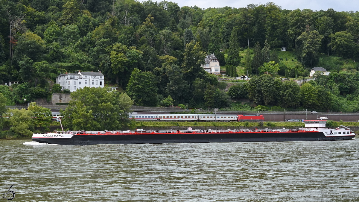 Das Tankmotorschiff ESCAPE (ENI: 02326988) auf dem Rhein unterwegs. (Unkel, August 2021)