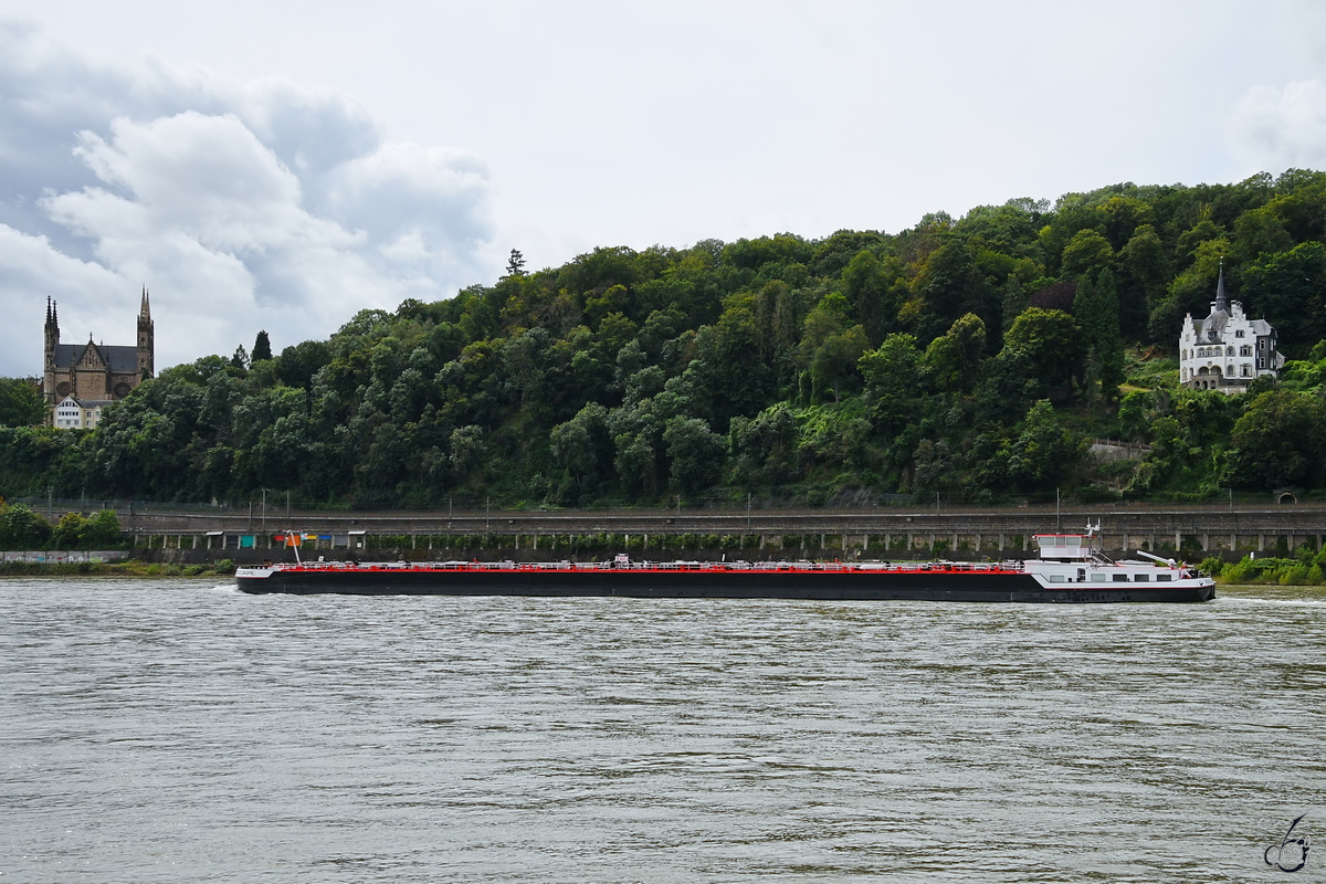 Das Tankmotorschiff ESCAPE (ENI: 02326988) auf dem Rhein unterwegs. (Unkel, August 2021)