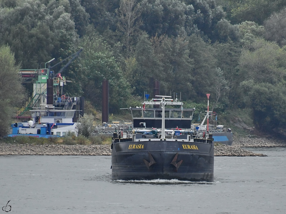 Das Tankmotorschiff EURASIA (ENI: 06003626) auf dem Rhein, so gesehen Ende August 2022 in Duisburg.