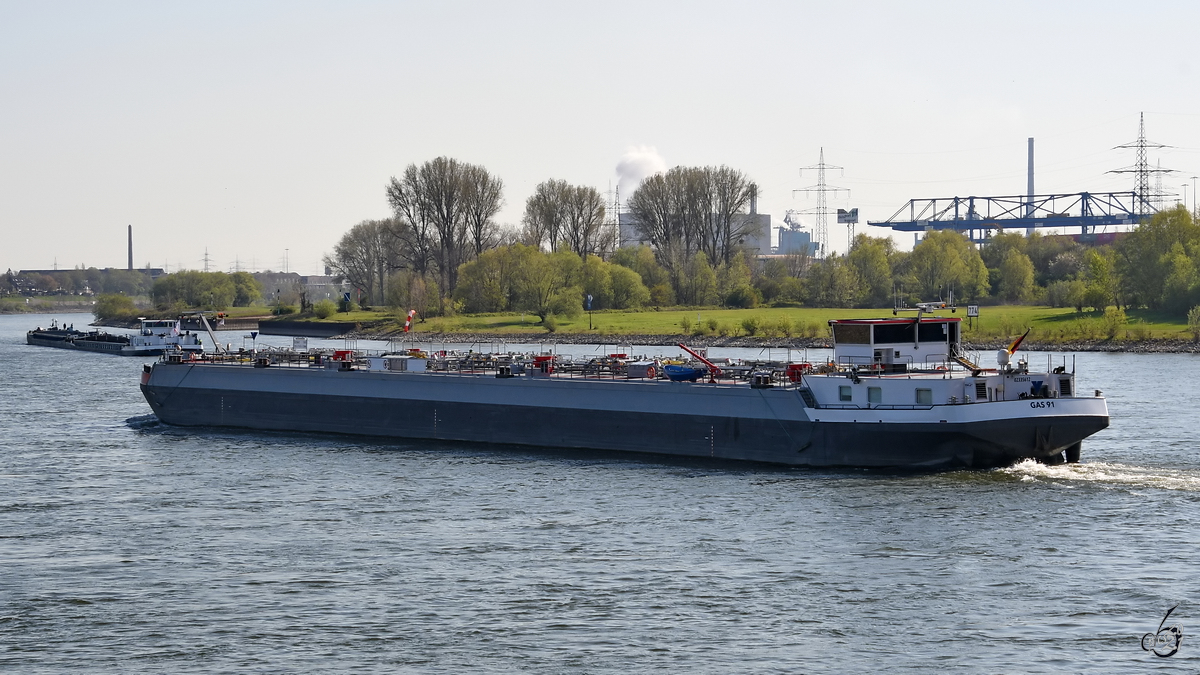 Das Tankmotorschiff GAS 91 (ENI: 02335612) war Mitte April 2021 auf dem Rhein bei Duisburg unterwegs.