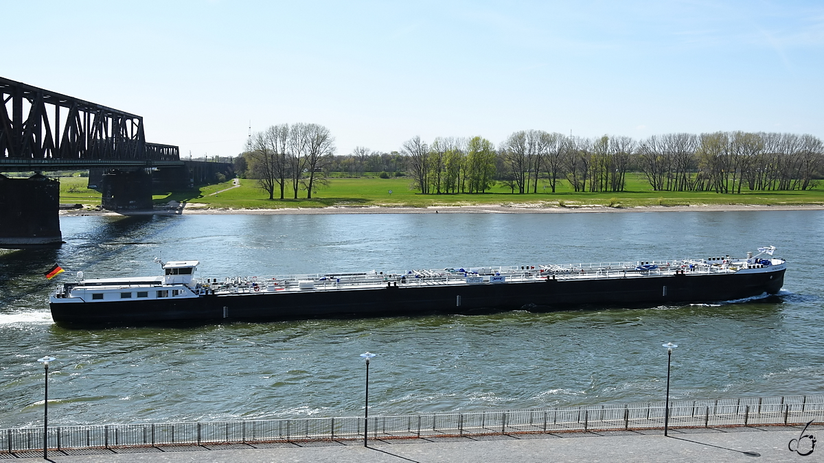 Das Tankmotorschiff GENERATION (ENI: 04813910) war Mitte April 2021 auf dem Rhein bei Duisburg zu sehen. 