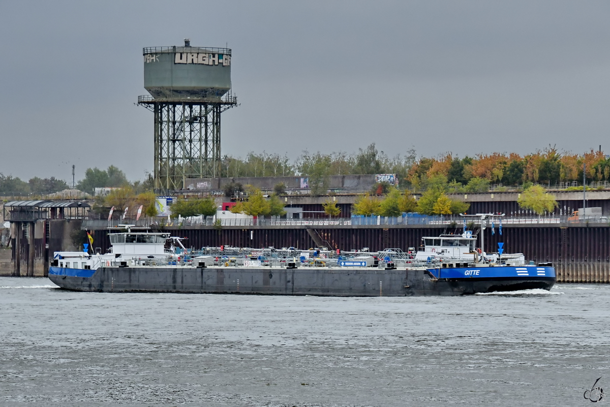 Das Tankmotorschiff GITTE (EIN: 02337099) fährt den Rhein hinauf. (Duisburg, August 2022)