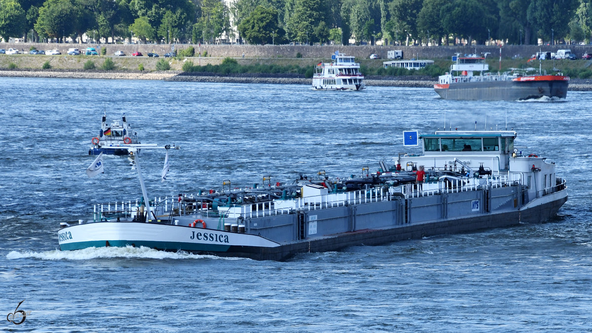 Das Tankmotorschiff  Jessica  (04802100) Ende Juni 2018 auf dem Rhein in Düsseldorf.