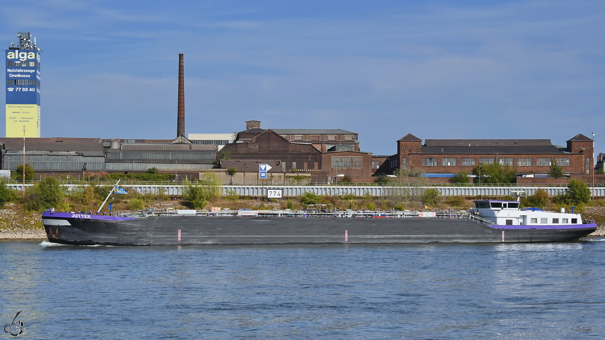 Das Tankmotorschiff JUTTER (ENI: 02328826) war Ende August 2022 in Duisburg zu sehen.