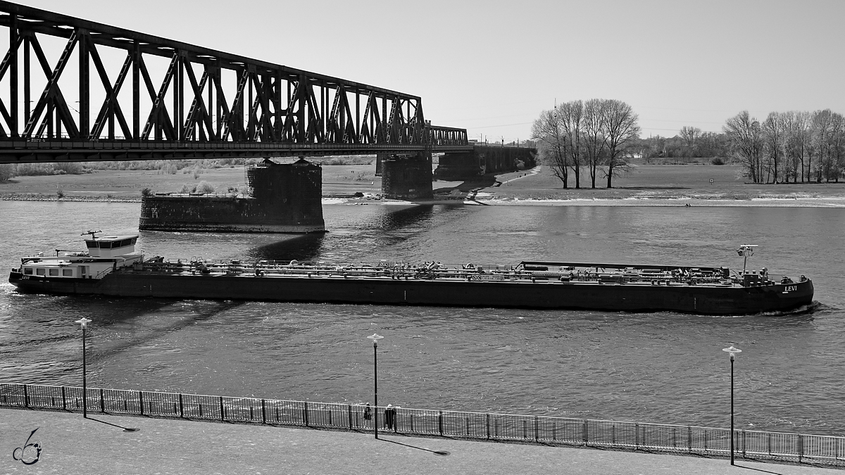 Das Tankmotorschiff LEVI (ENI: 02332483) war Mitte April 2021 auf dem Rhein bei Duisburg zu sehen.