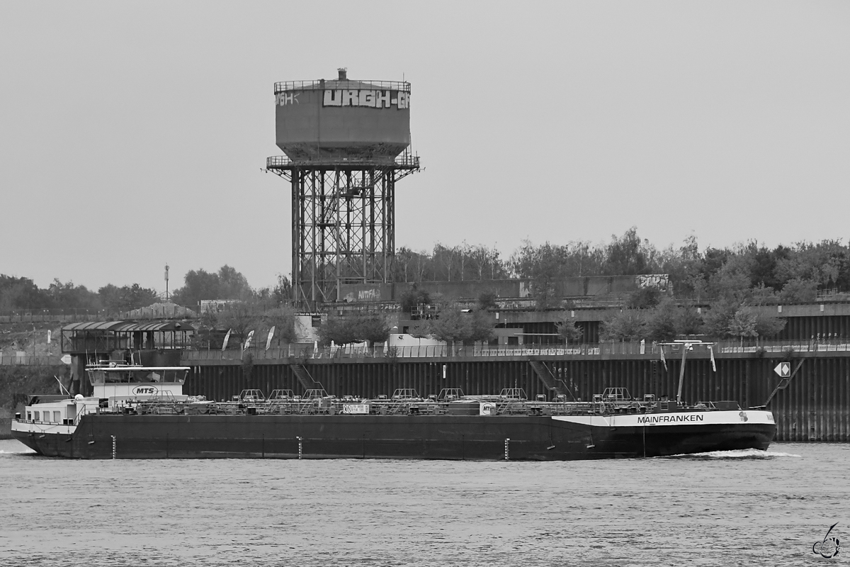 Das Tankmotorschiff MAINFRANKEN (ENI: 04503930) fährt bei Duisburg rheinaufwärts. (August 2022)