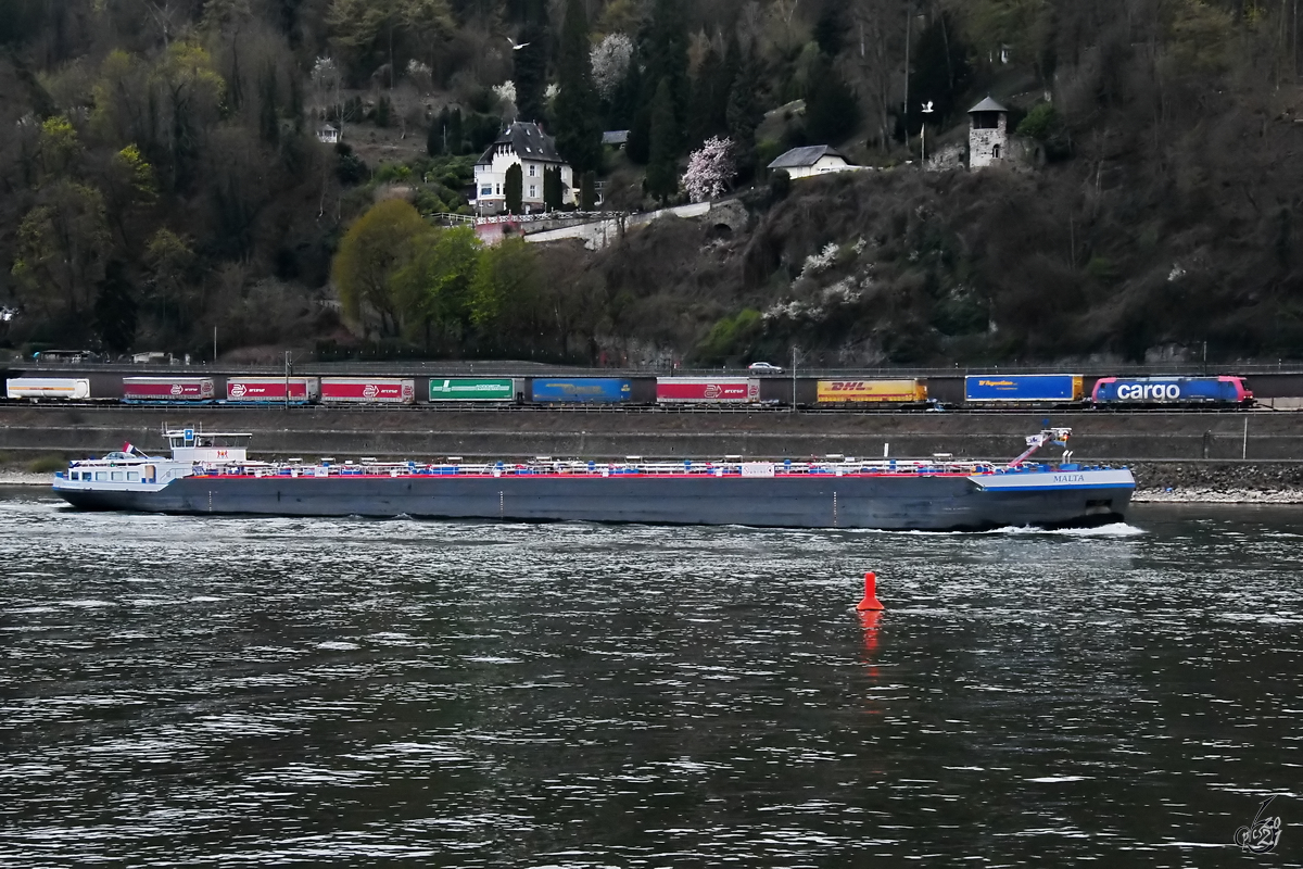 Das Tankmotorschiff MALTA (ENI: 02335400) war Anfang April 2021 auf dem Rhein bei Unkel unterwegs.