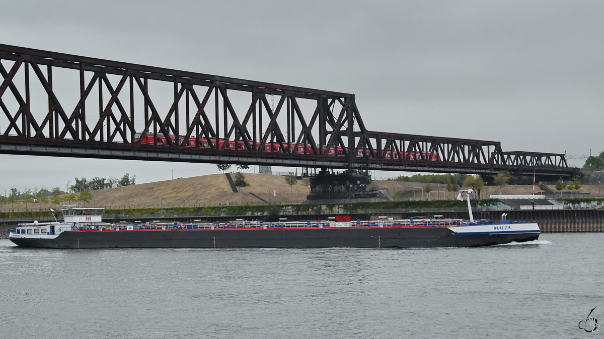 Das Tankmotorschiff MALTA (ENI: 02335400) fährt den Rhein hinauf. (Dezember 2022)