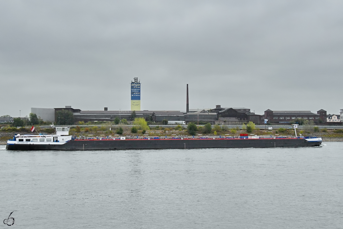 Das Tankmotorschiff MALTA (ENI: 02335400) ist auf dem Rhein unterwegs. (Dezember 2022)