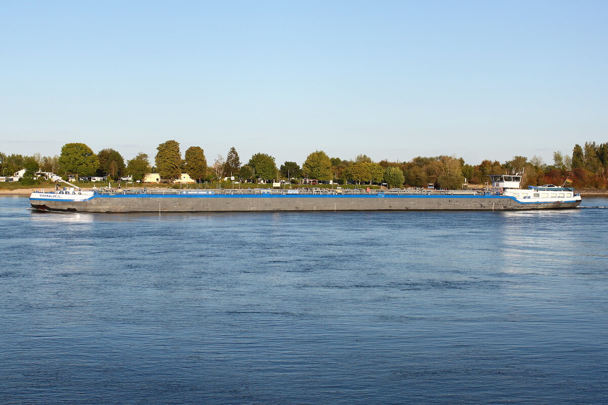 Das Tankmotorschiff MANUEL, ENI 02329867, talwärts fahrend auf dem Rhein bei Nierstein am 22.09.2022.