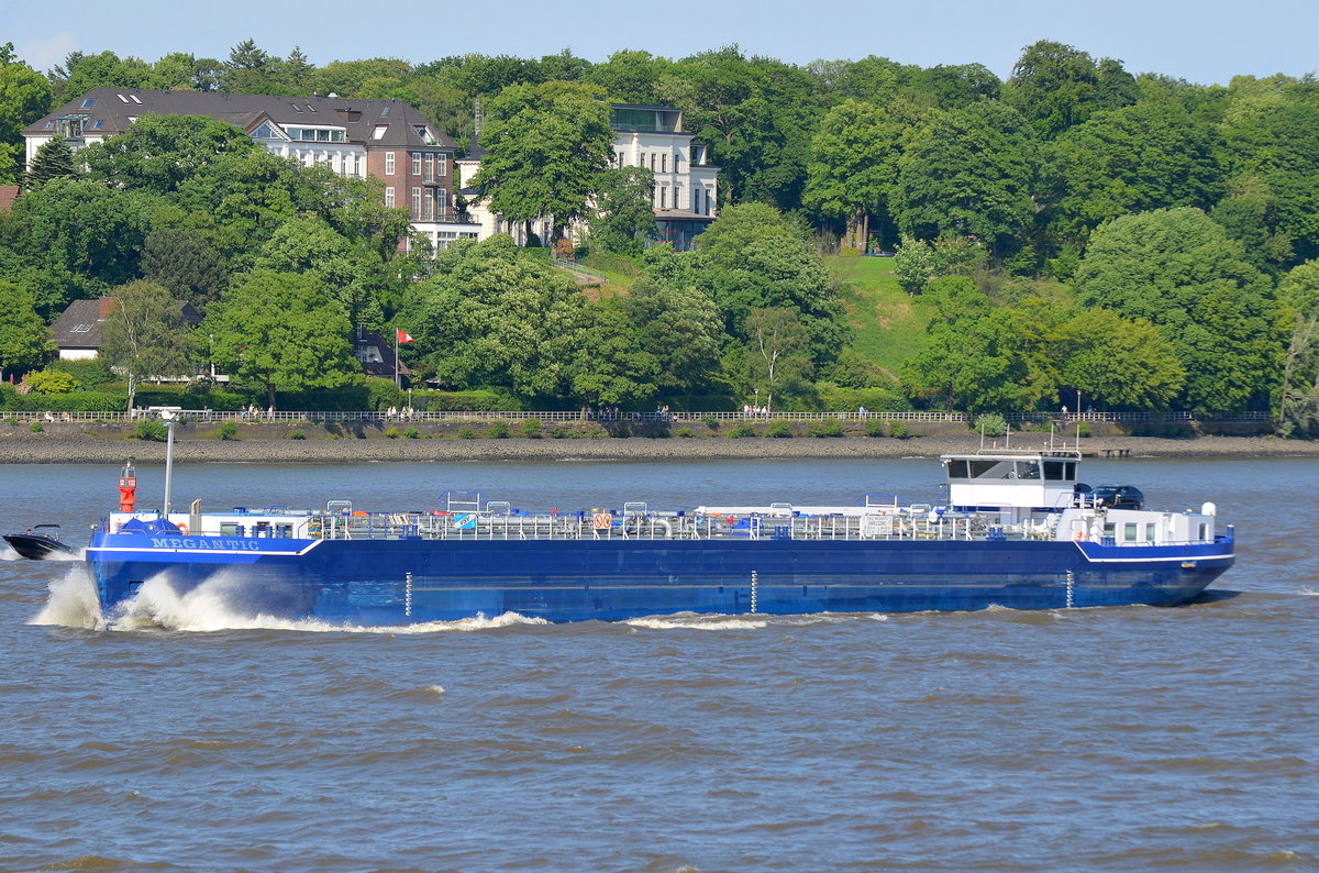 Das Tankmotorschiff Megantic Flagge:Deutschland Länge:86.0m Breite:10.0m aufgenommen vor dem Rüschpark Hamburg Finkenwerder am 04.06.17