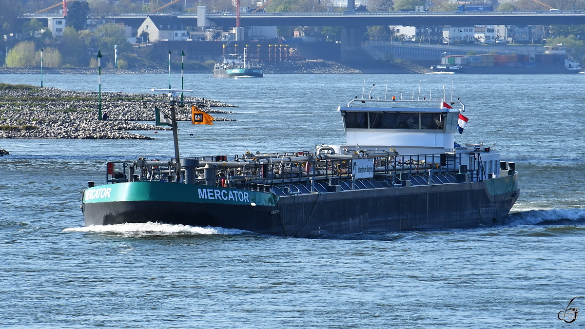 Das Tankmotorschiff MERCATOR (ENI: 02328674) war Mitte April 2021 auf dem Rhein bei Duisburg unterwegs.