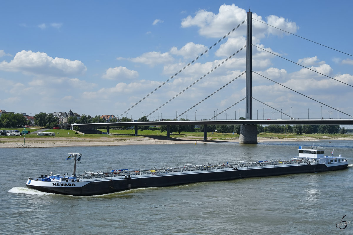 Das Tankmotorschiff  Nevada  (02337401) Ende Juni 2018 auf dem Rhein in Düsseldorf.