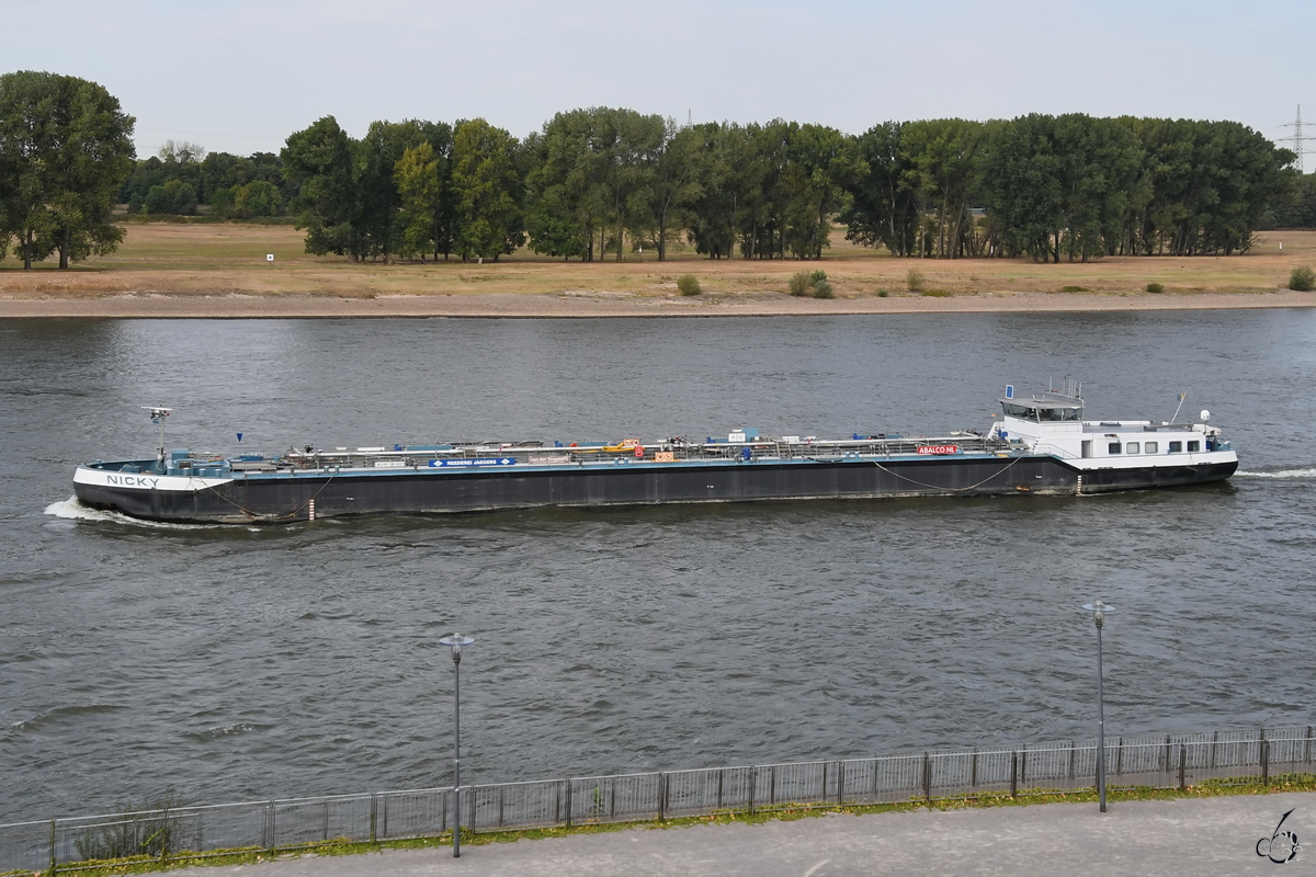 Das Tankmotorschiff NICKY (ENI: 02333131) war Ende August 2022 in Duisburg zu sehen.