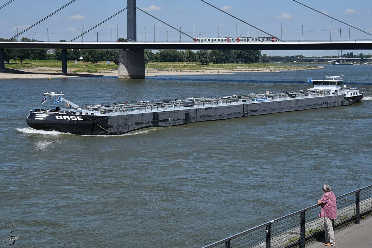 Das Tankmotorschiff  Oase  (02332936) Ende Juni 2018 auf dem Rhein in Düsseldorf.