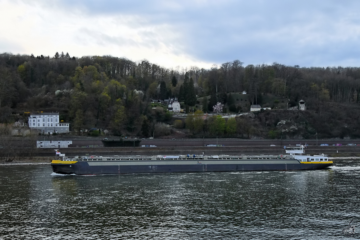 Das Tankmotorschiff ORANJE NASSAU (ENI: 02327060) war Anfang April 2021 auf dem Rhein bei Unkel unterwegs.