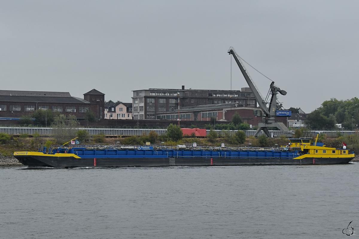 Das Tankmotorschiff PIZ EVEREST (EIN: 02326324) ist auf dem Rhein unterwegs. (Duisburg, August 2022)