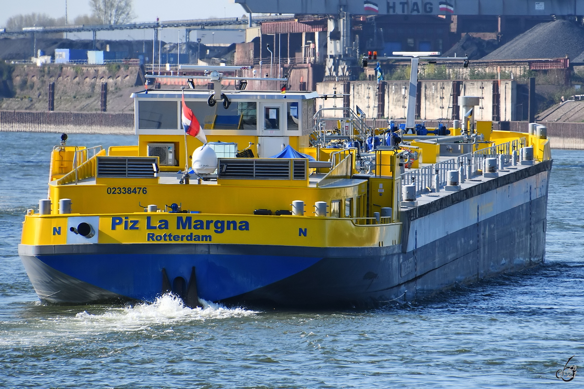 Das Tankmotorschiff PIZ LA MARGNA (ENI: 02338476) war Mitte April 2021 auf dem Rhein bei Duisburg zu sehen.