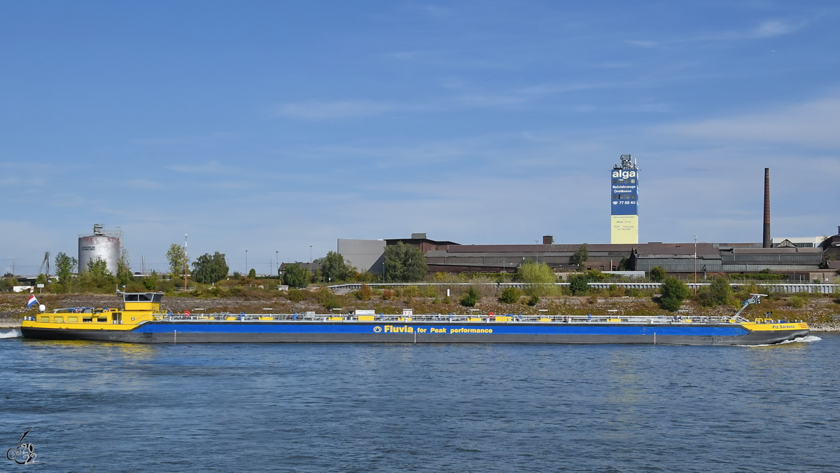 Das Tankmotorschiff PIZ SARDONA (EIN: 02335683) ist auf dem Rhein unterwegs. (Duisburg, August 2022)