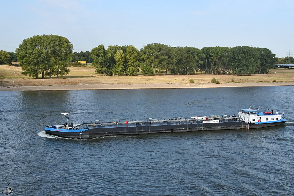 Das Tankmotorschiff RELATION (ENI: 02317465) ist hier im August 2022 auf dem Rhein bei Duisburg unterwegs.