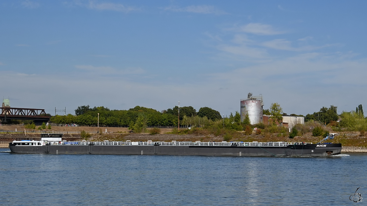 Das Tankmotorschiff RICH (ENI: 04813850) war im August 2022 auf dem Rhein bei Duisburg zu sehen.